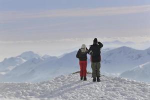 snowboardåkare par på bergets topp foto