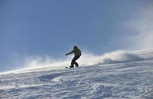 freestyle snowboardåkare hoppa och åka foto