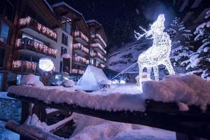 snöig gator av de alpina berg by foto