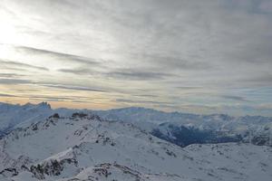 panoramautsikt över vinterbergen foto