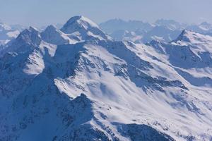 vackert landskap av berg på vintern foto