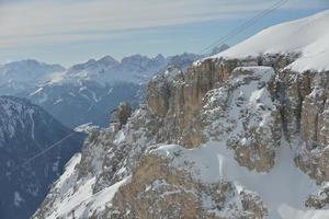 vinter- landskap med stollift stuga foto