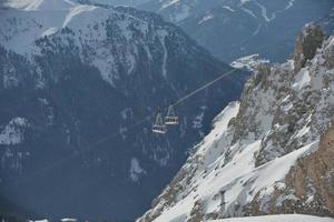 vinter- landskap med stollift stuga foto