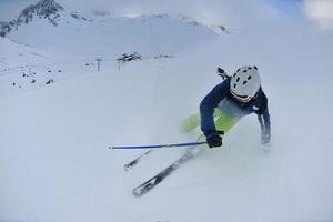 skidåkning på nysnö på vintersäsongen på vacker solig dag foto