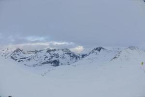 höga berg under snö på vintern foto