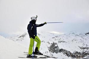 skidåkning på nysnö på vintersäsongen på vacker solig dag foto