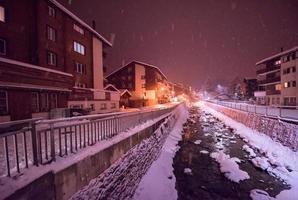 snöig gator av de alpina berg by foto