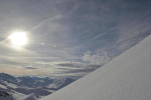 panoramautsikt över vinterbergen foto