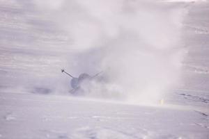 snowboardåkare kraschar medan träsnideri ner foto