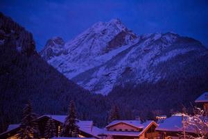 berg by i alps på natt foto