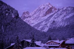 berg by i alps på natt foto