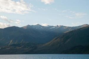 fredlig kväll scen av milford ljud fjord och sydlig alps i ny zealand foto