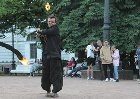 unplugged fri gata händelse brand -ätare gata konstnär. hög kvalitet Foto