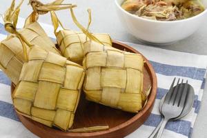 ketupat, Ketupat eller ris klimp är en lokal- delikatess under eid al-fitr. naturlig ris hölje tillverkad från ung kokos löv för matlagning ris. den är mycket populär under eid al-fitr i Indonesien. foto