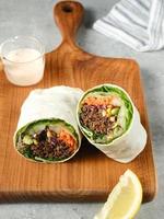 sallad slå in. tortilla wraps med nötkött teriyaki och färsk grönsaker. foto