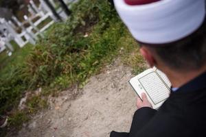 quran helig bok läsning förbi imam på islamic begravning foto