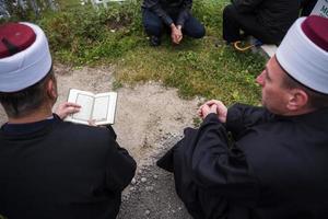 quran helig bok läsning förbi imam på islamic begravning foto