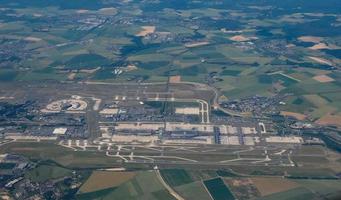 Flygfoto över Charles de Gaulle flygplats i Paris foto