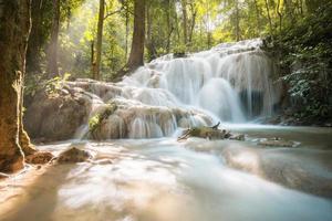 pu kaeng vattenfall de mest skön kalksten vattenfall i chiang rai provins av thailand. foto