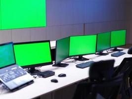 interiör av stor modern säkerhet systemet kontrollera rum med tom grön skärmar foto