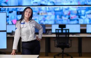 porträtt av kvinna operatör i en säkerhet data systemet kontrollera rum foto