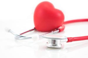 stetoskop och röd hjärta på vit bakgrund foto