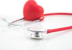 stetoskop och röd hjärta på vit bakgrund foto