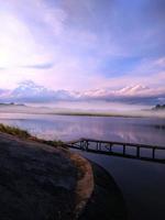 landskap solnedgång över de sjö, naturskön se av sjö mot himmel under solnedgång foto