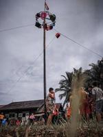 de spänning av barn och vuxna tar del i de arekanötter klättrande konkurrens till liva upp de oberoende dag av de republik av Indonesien, öst kalimantan, Indonesien, augusti, 14,2022 foto