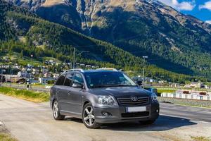 schweiz, davos - mai 2017 Toyota avensis t25 i alps berg, samedan, maloja, graubuend foto