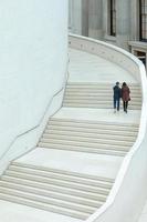 london, Storbritannien - november 6. innehav händer på de bra domstol trappa på de brittiskt museum i London på november 6, 2012. två oidentifierad människor foto