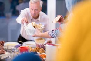 modern multietnisk muslim familj har en ramadan fest foto