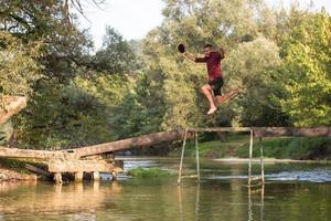 man Hoppar in i de flod foto