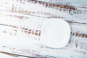 vit keramisk skål på en vit bakgrund topp se. foto