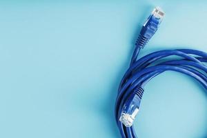 en spole av ett internet nätverk kabel- för data överföring på en blå bakgrund foto