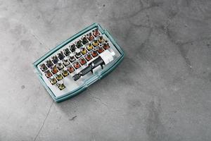 en uppsättning av metall kraft bitar i en låda på en grå bakgrund foto