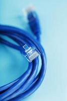en spole av ett internet nätverk kabel- för data överföring på en blå bakgrund foto