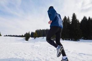 joggning på snö i skog foto