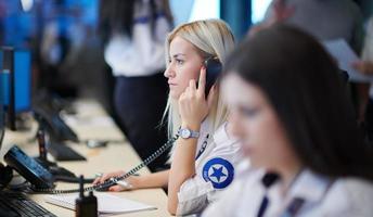 kvinna säkerhet vakt operatör talande på de telefon foto