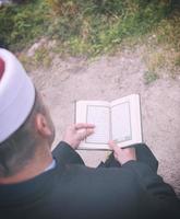 quran helig bok läsning förbi imam på islamic begravning foto