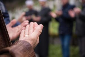 quran helig bok läsning förbi imam på islamic begravning foto