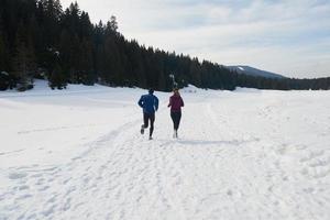 par joggning utanför på snö foto