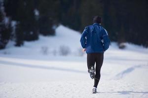 joggning på snö i skog foto