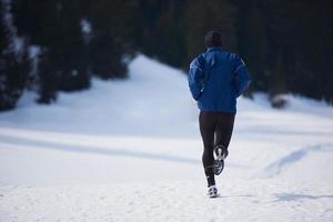 joggning på snö i skog foto