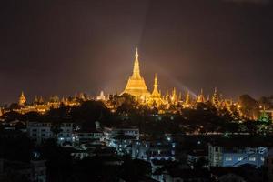 de shwedagon pagod ett ikoniska landmärke av yangon i de natt tid i myanmar. foto