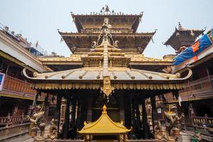 de gyllene tempel i patan unik buddist kloster i norr av durbar fyrkant, kathmandu av nepal. foto