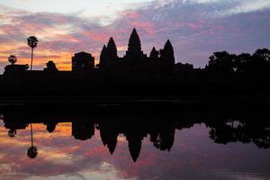 de silhuett av angkor wat de största religiös tempel i de värld innan de soluppgång i siem skörda, kambodja. foto