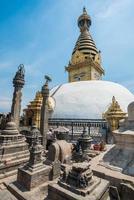 swayambhunath är en gammal religiös arkitektur på toppen av en kulle i katmandudalen. Swayambhunath-komplexet består av en stupa, en mängd olika helgedomar och tempel. foto