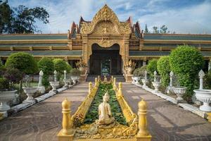 de arkitektur i phra maha chedin chai mongkol i roi et provins av thailand. foto