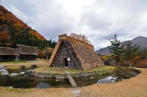 höst magisk scen av triangel- gammal lokal- stuga och en små damm i shirakawago by i takayama japan foto